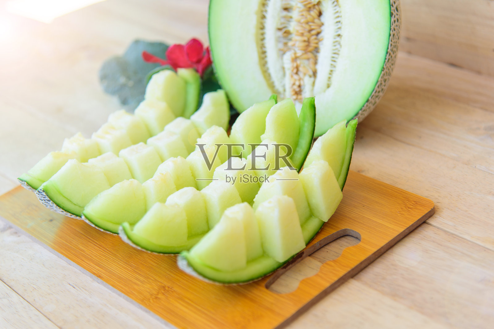 鲜绿瓜木盘照片摄影图片