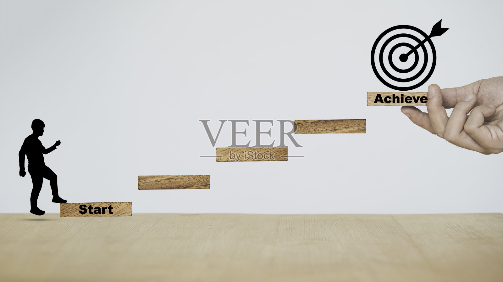 剪影人走在木楼梯上，从一开始就达到与目标目标齐头的目标。照片摄影图片