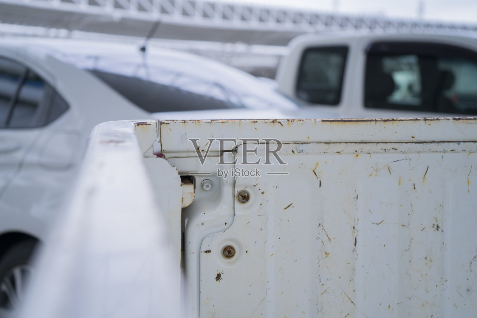 一辆用过的小卡车的后视图，卡车的细节。照片摄影图片