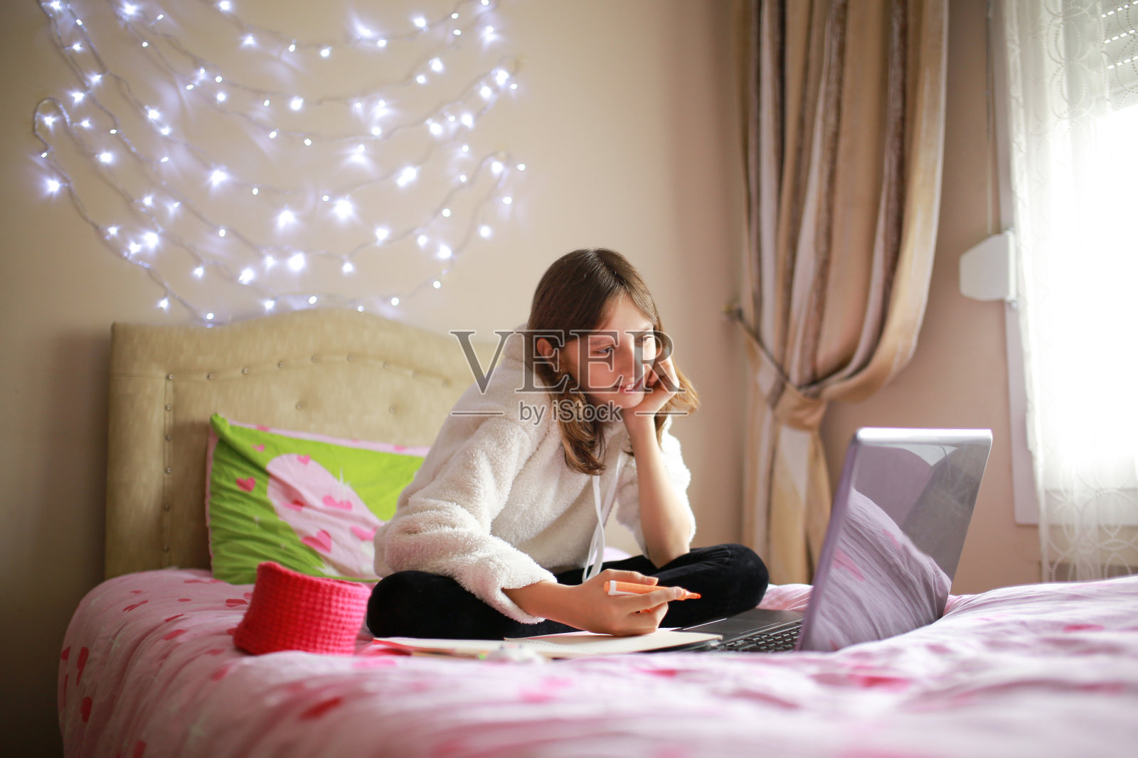 女孩用笔记本电脑看讲座照片摄影图片