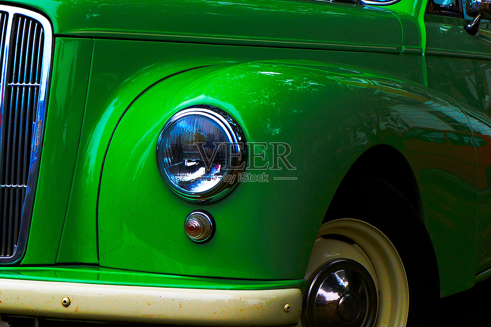 在那辆绿色老爷车前面照片摄影图片