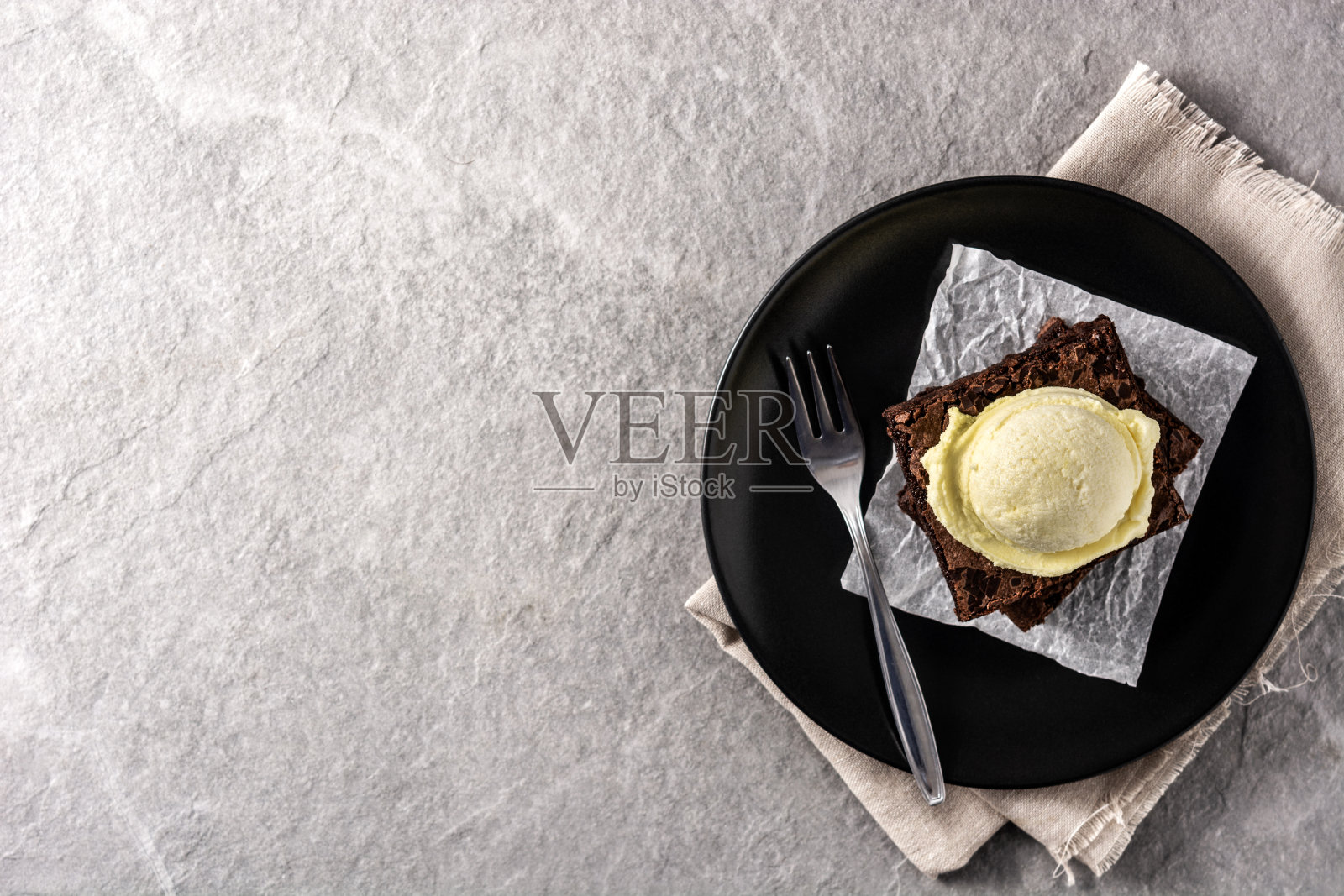 巧克力蛋糕配香草冰淇淋勺照片摄影图片