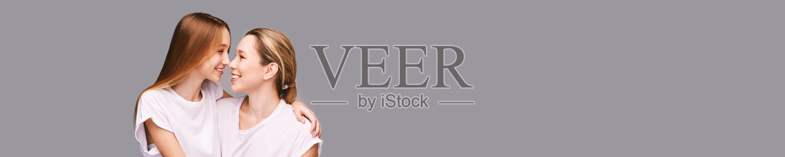 母女照相馆。灰色背景。微笑的人照片摄影图片