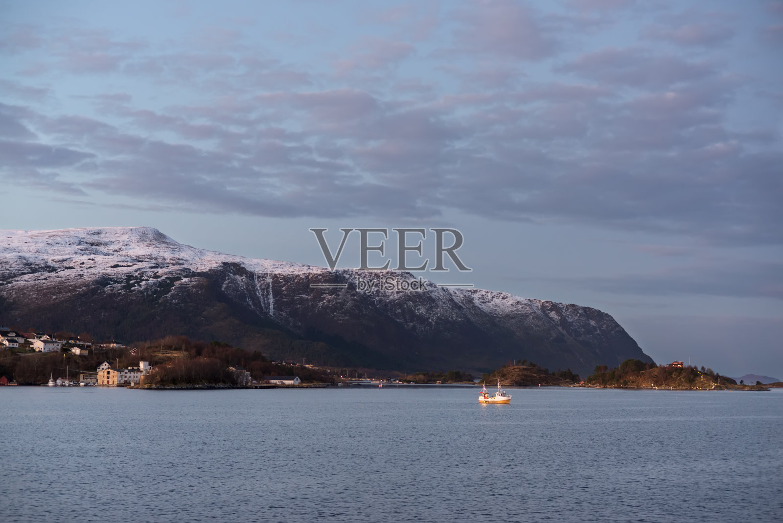 挪威海岸附近有船只的码头照片摄影图片