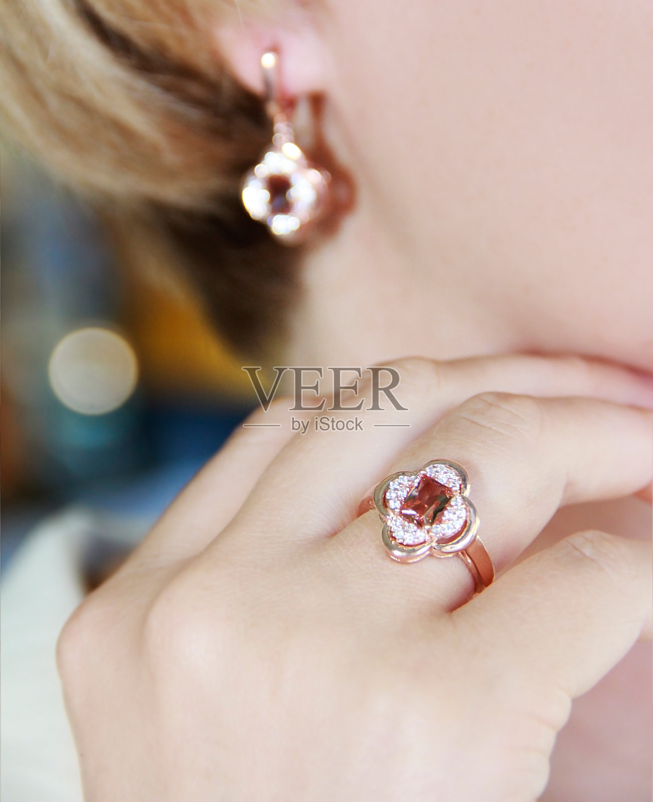 女性珠宝戒指上镶嵌着宝石照片摄影图片