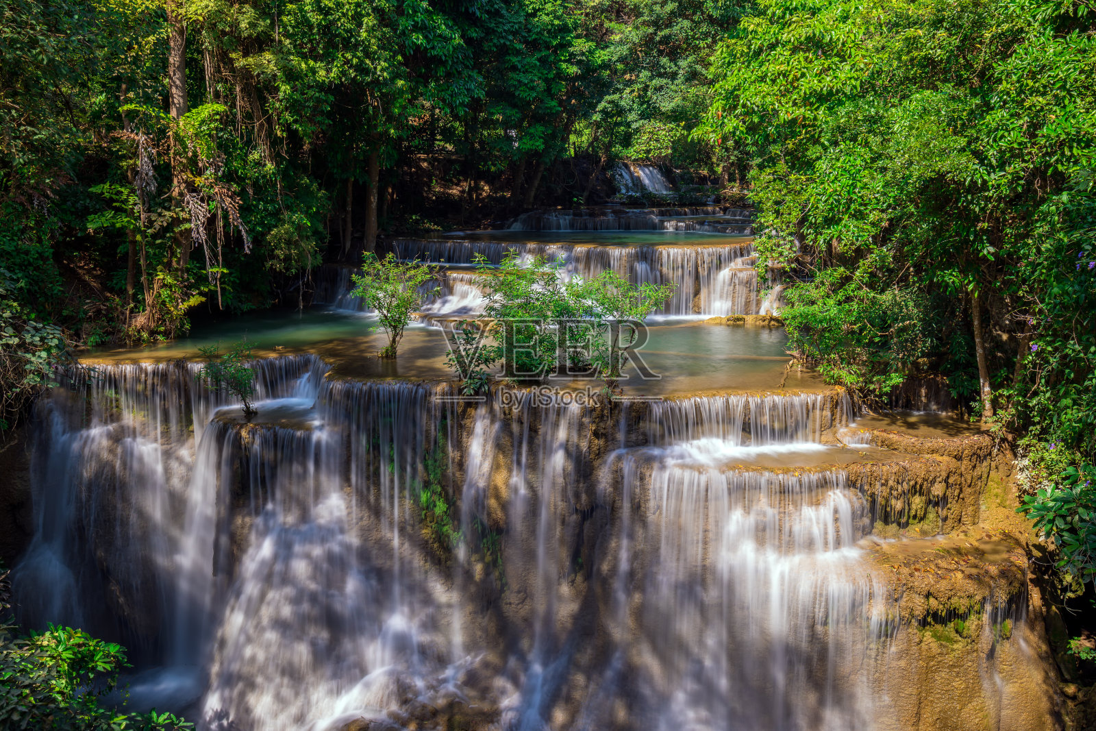 泰国北碧府的Huay Maekamin瀑布4级(Chatkaew);用慢速快门长时间曝光照片摄影图片