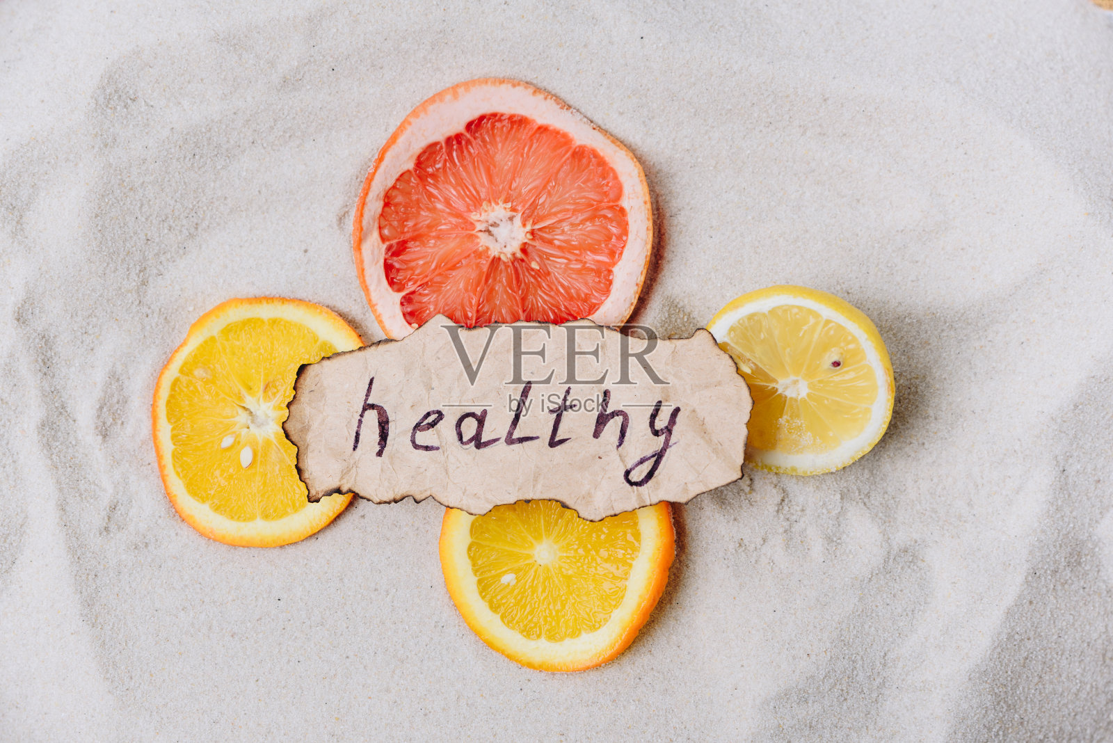 白沙上的柑橘片照片摄影图片