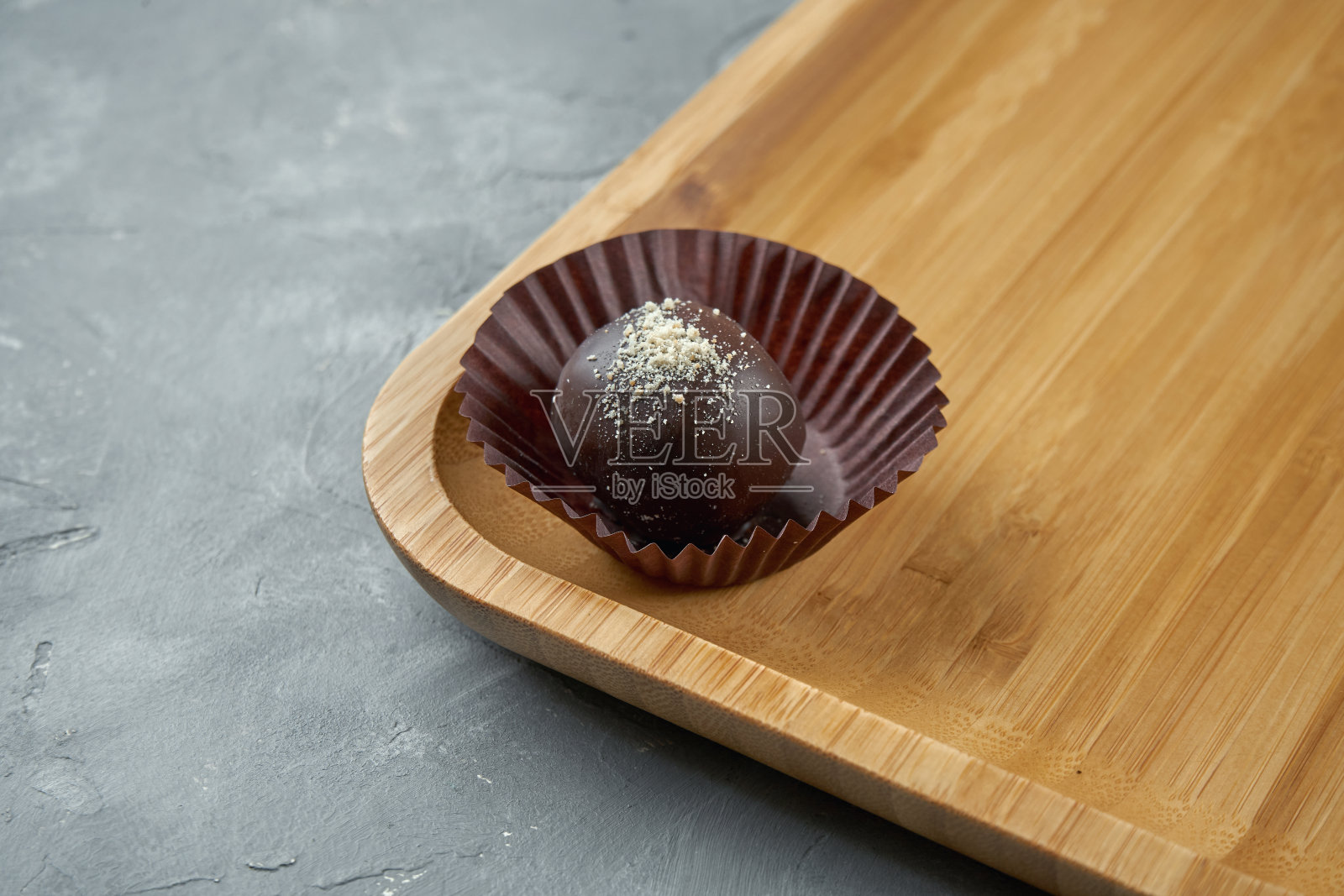 巧克力糖果与枣和腰果在木板上。特写，选择性聚焦照片摄影图片