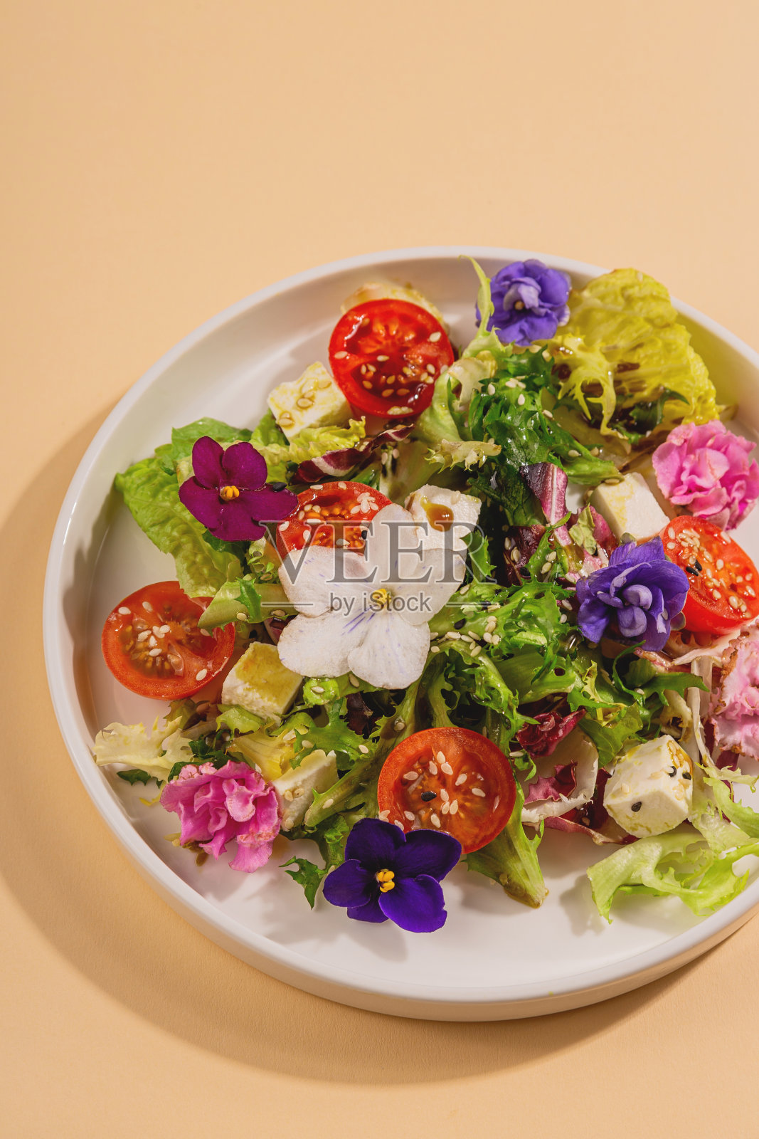 美丽健康的春天沙拉用鲜花装饰照片摄影图片