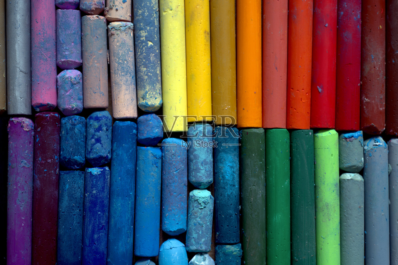 许多彩色蜡笔的背景，俯视图。照片摄影图片