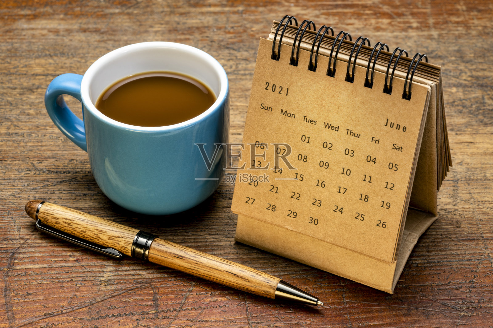 2021年6月-螺旋式桌面日历照片摄影图片