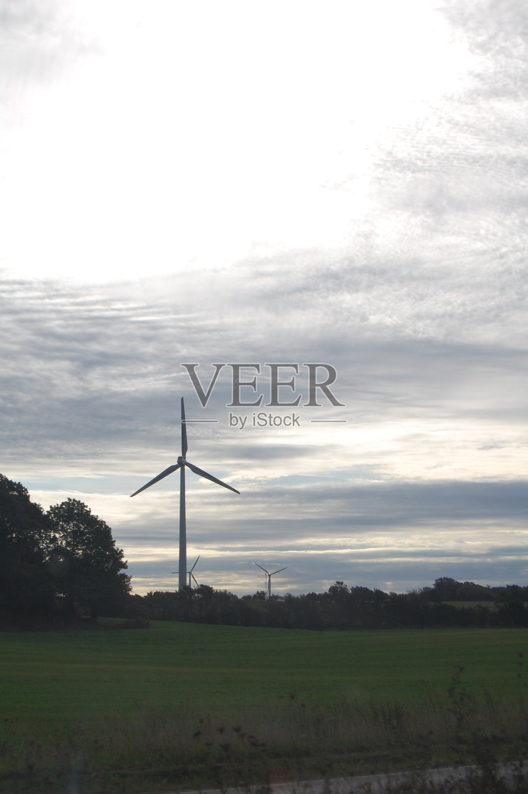 田野里的风车。照片摄影图片