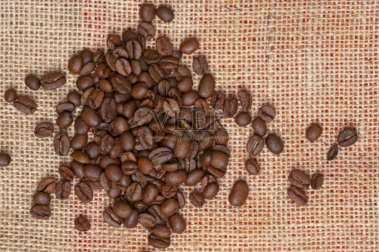 粗麻布背景上的咖啡豆照片摄影图片