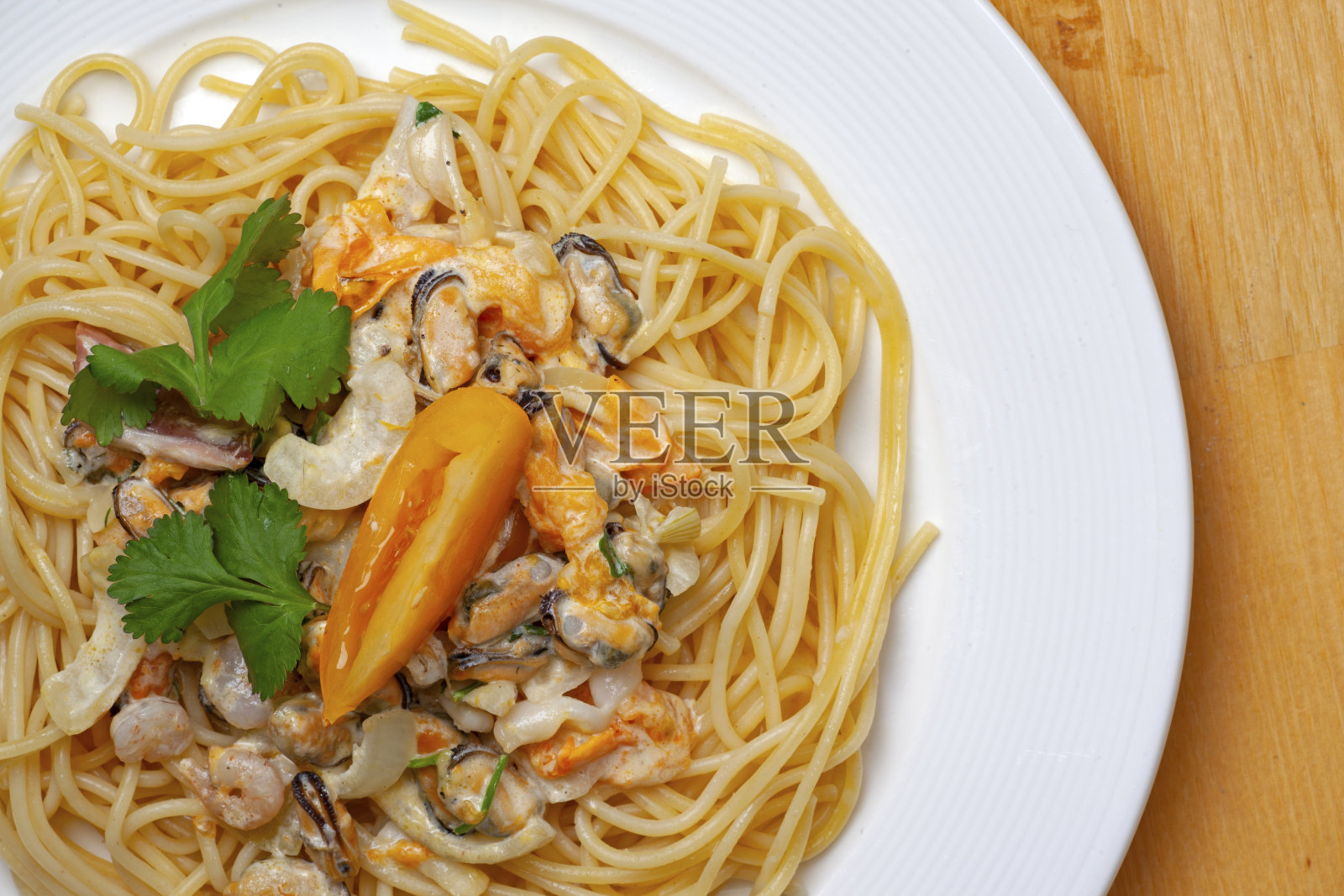 意大利面配海鲜酱和番茄照片摄影图片