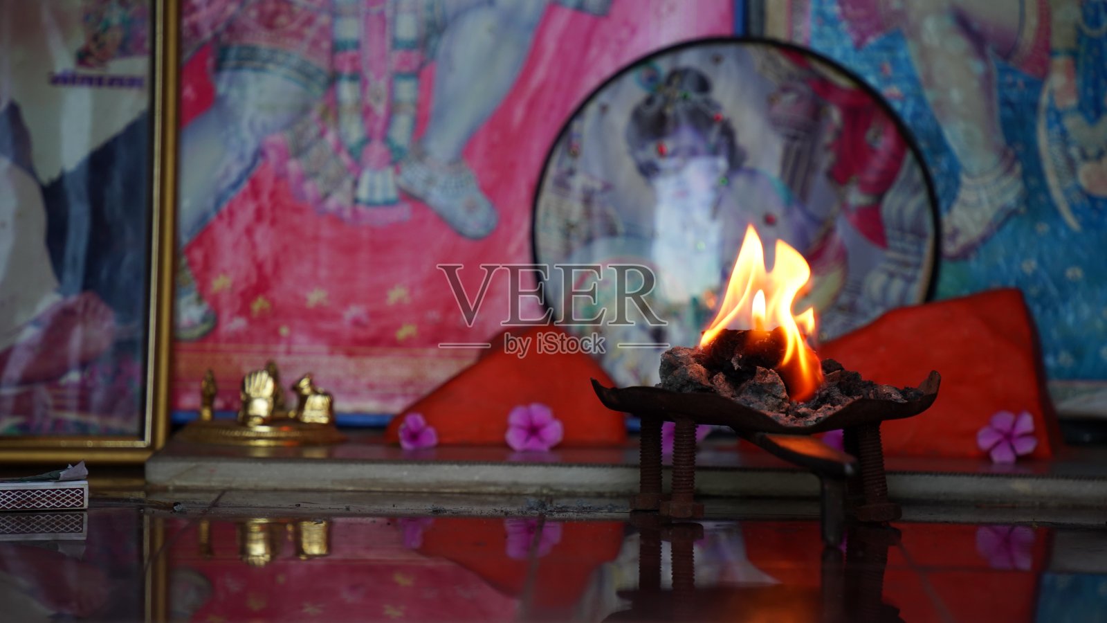 照亮哈凡昆德的光或火。在Yagh中劝告神或女神火的。印度教文化中的布格尼。照片摄影图片