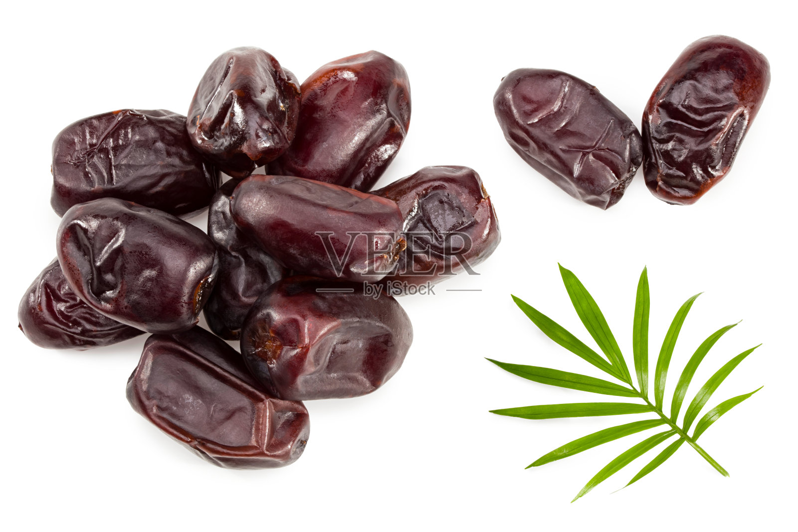 白底上孤立绿叶的红枣果实。剪切路径。俯视图照片摄影图片