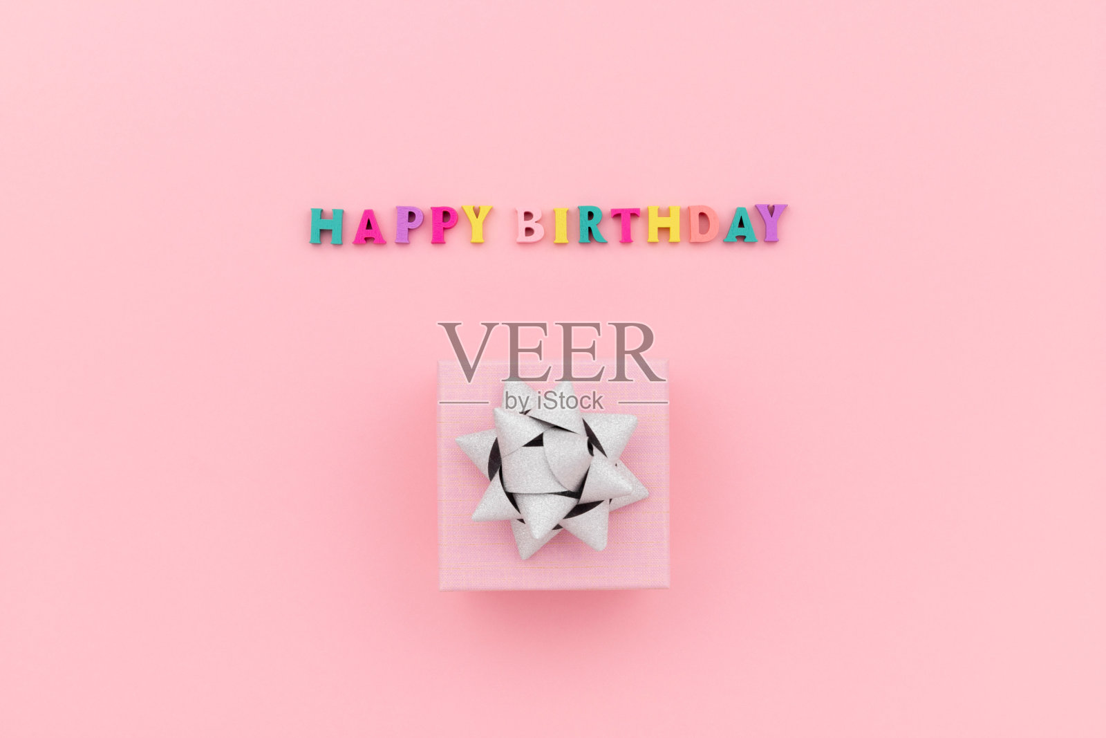 生日快乐木制彩色字母与礼品盒照片摄影图片