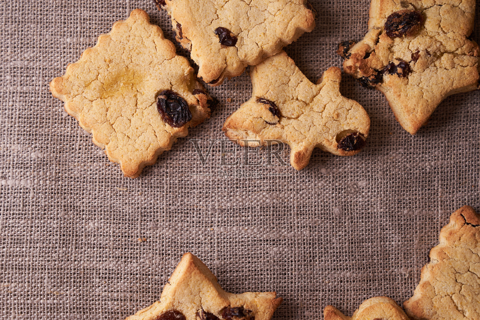 亚麻餐巾纸上放着巧克力饼干，有复印空间照片摄影图片