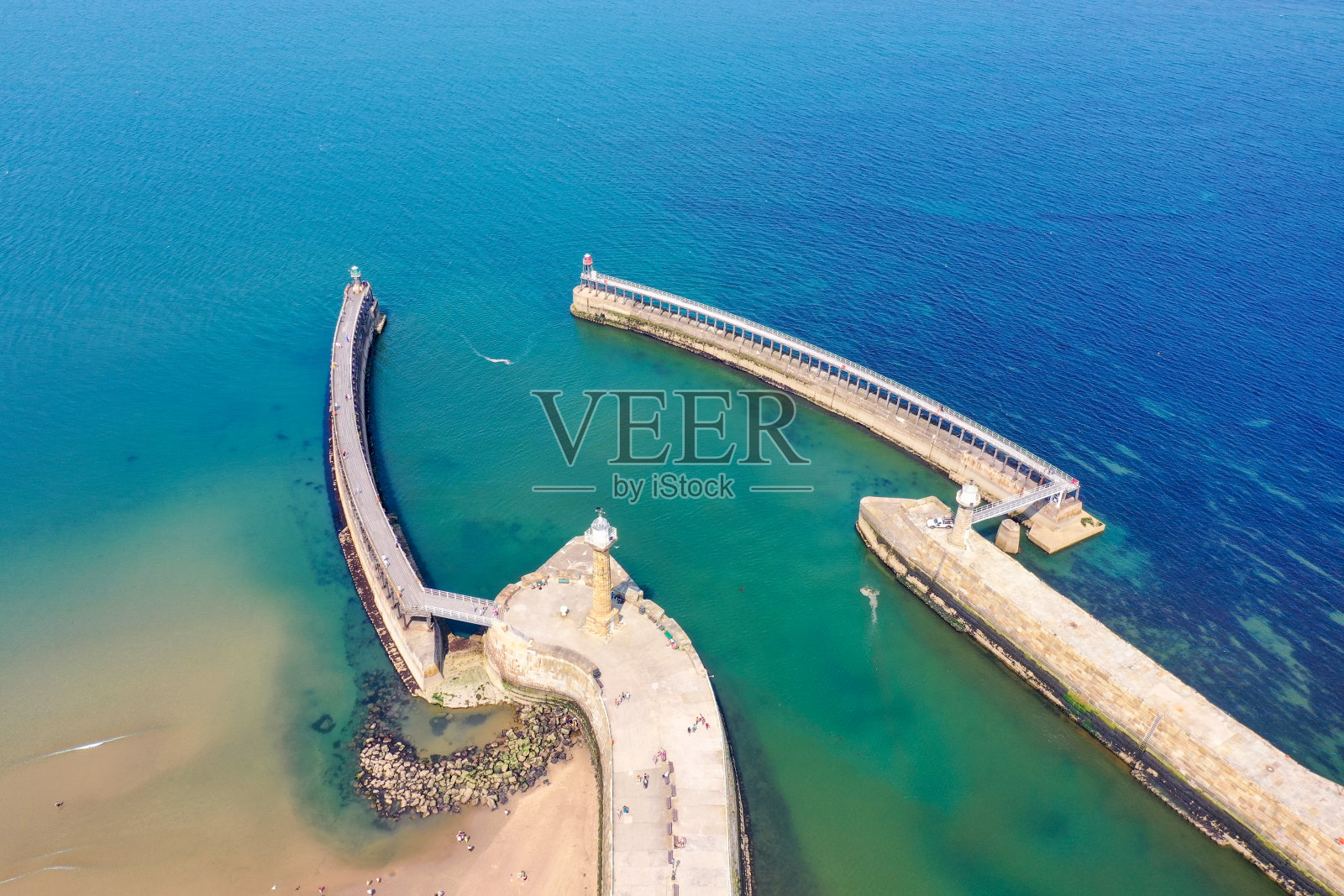 航拍的美丽小镇惠特比在英国北约克郡在英国显示码头和灯塔照片摄影图片