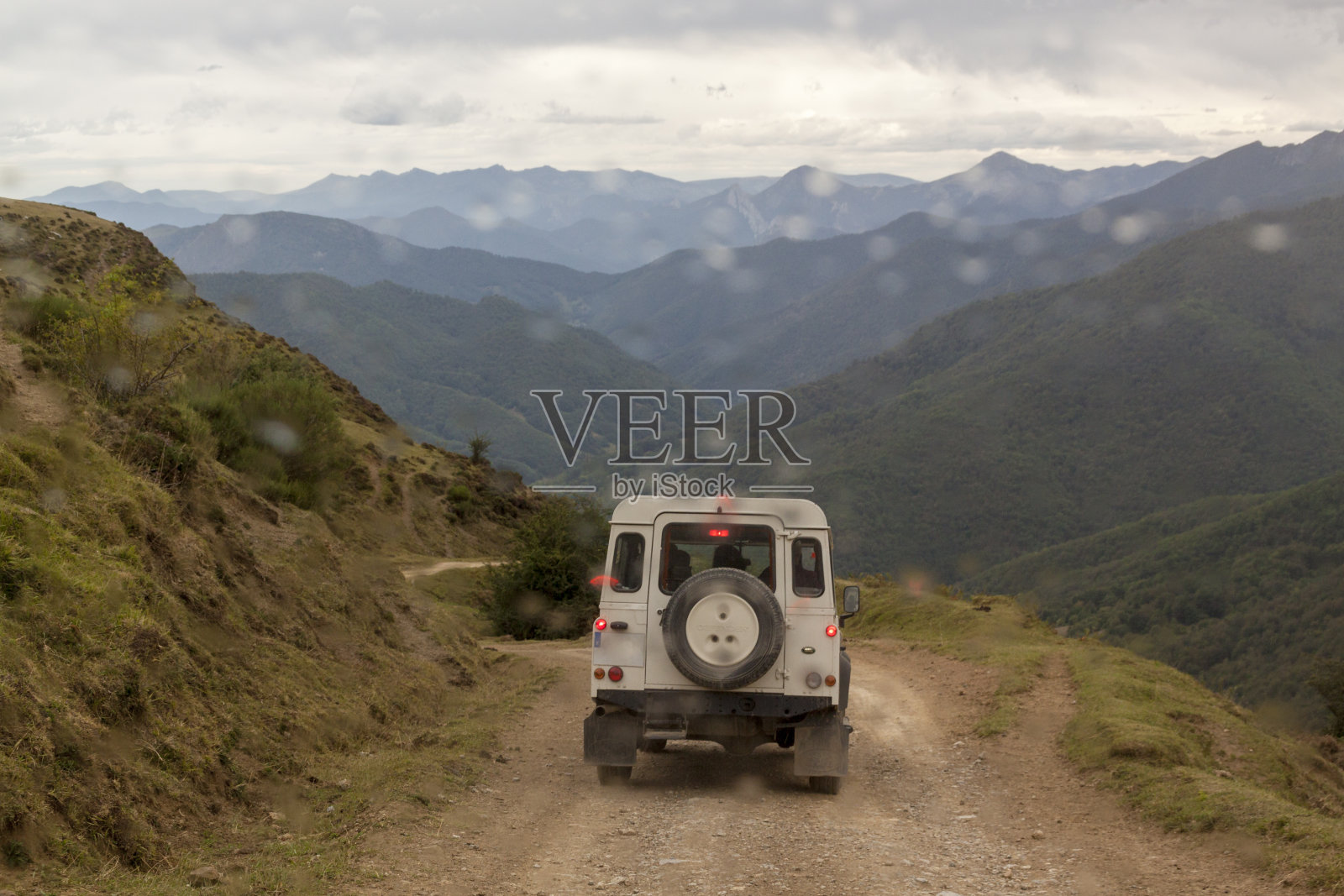 4 × 4远足的山区。照片摄影图片