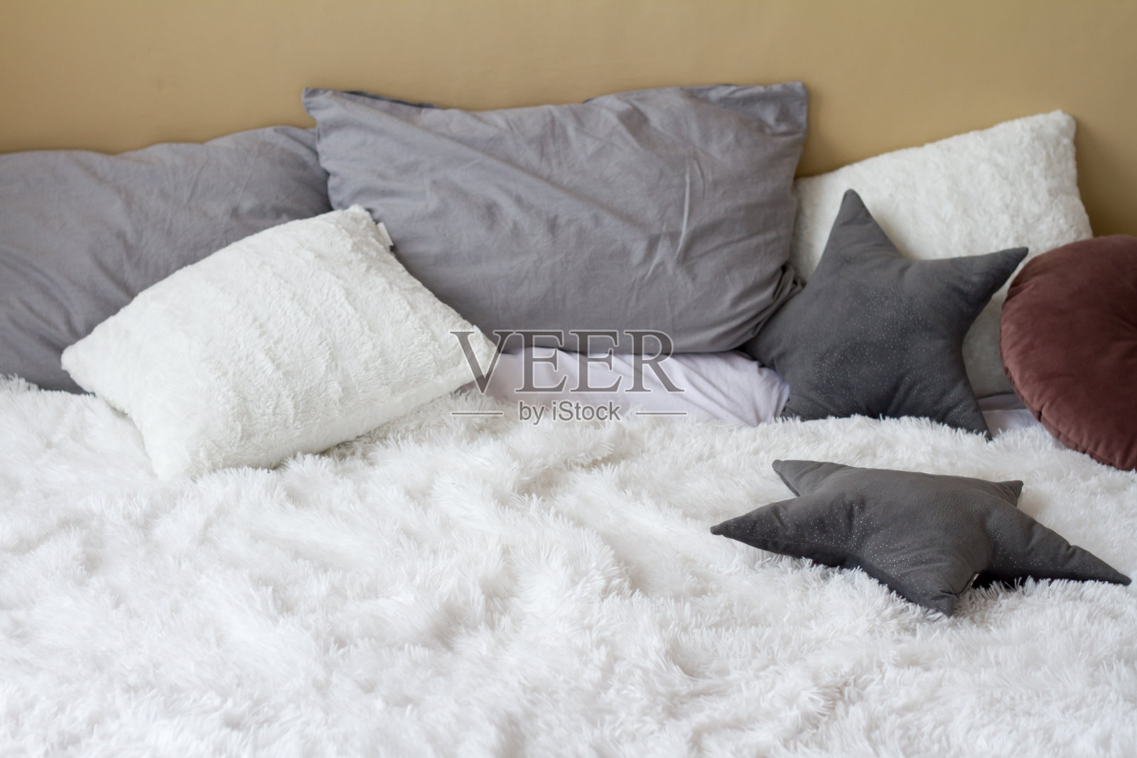 舒适的床和枕头在明亮的房间，家舒适的概念，拷贝空间照片摄影图片