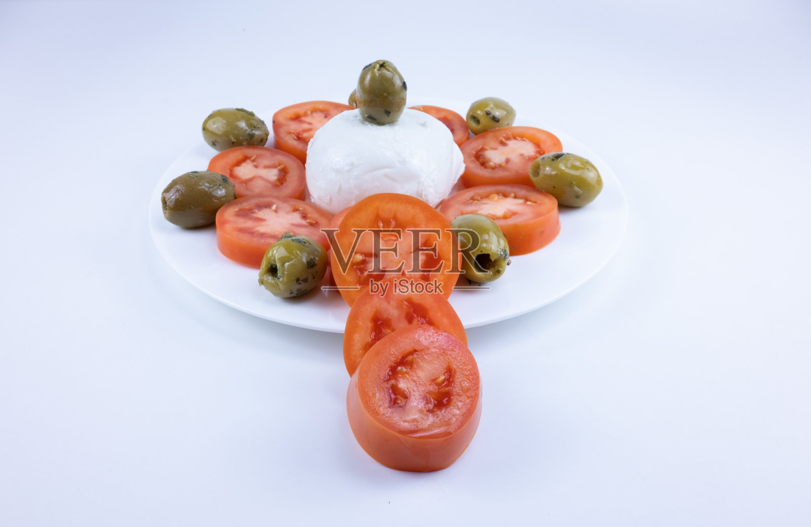 切片西红柿，去核橄榄和马苏里拉奶酪照片摄影图片