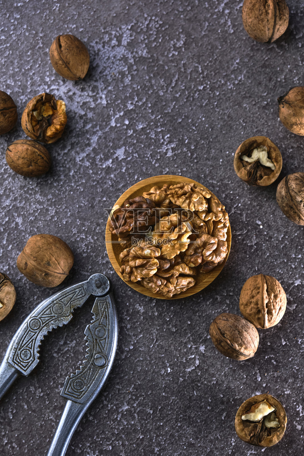 复古核桃饼干和核桃在深色纹理的背景。照片摄影图片