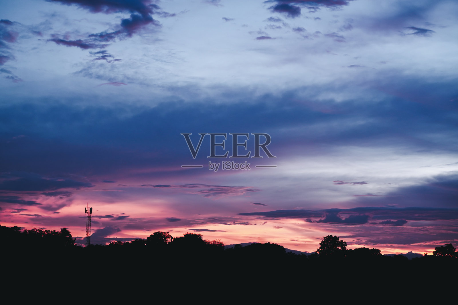 日落时五颜六色的天空。美丽的天空在缠绕光时间。日落的天空背景。照片摄影图片