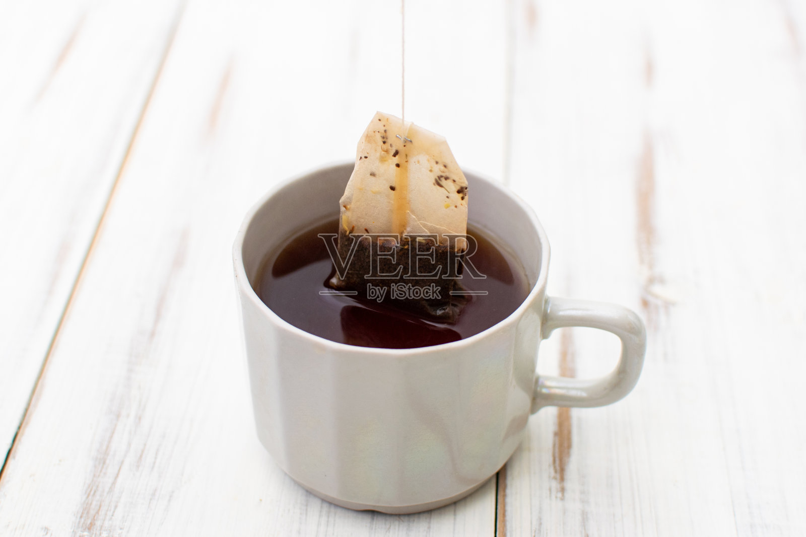 用一次性袋子装在杯子里的茶。照片摄影图片