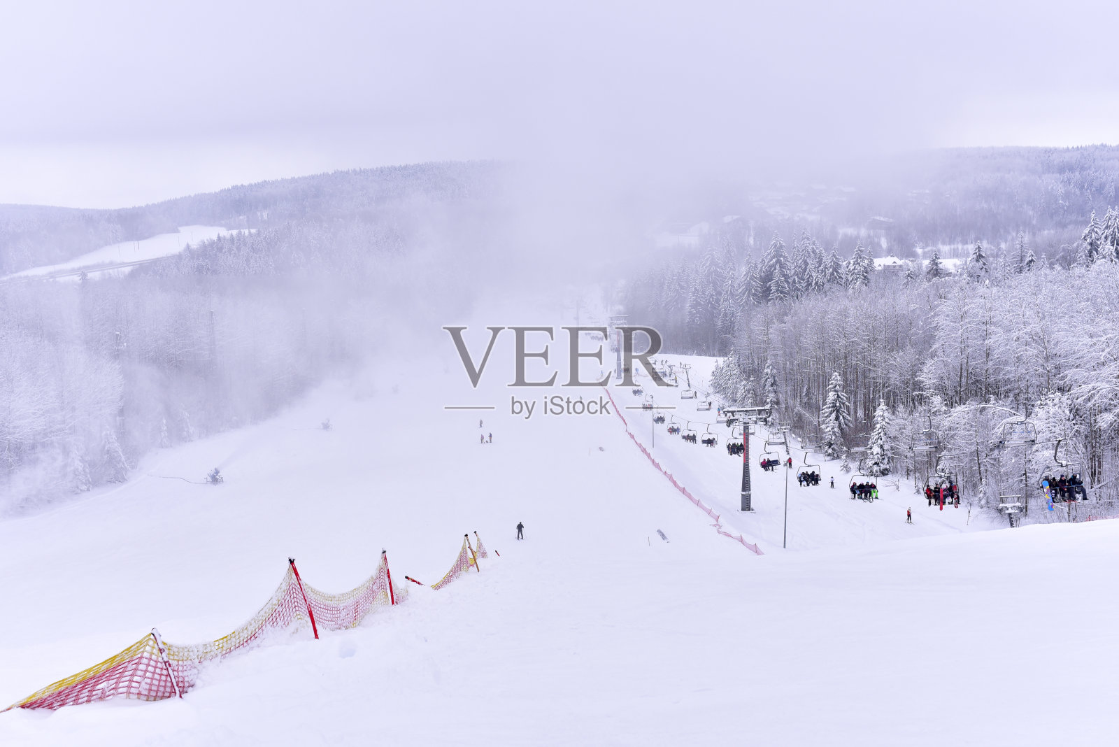 下坡滑雪。滑雪者和滑雪者在山上滑雪。下坡骑照片摄影图片