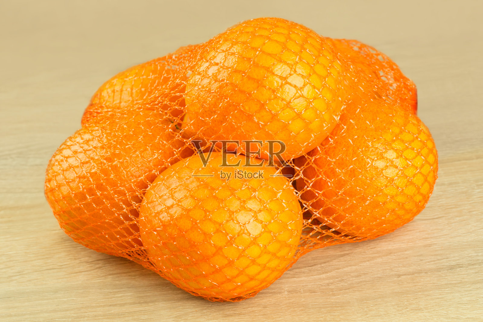 七个橘子和网在木背景上照片摄影图片