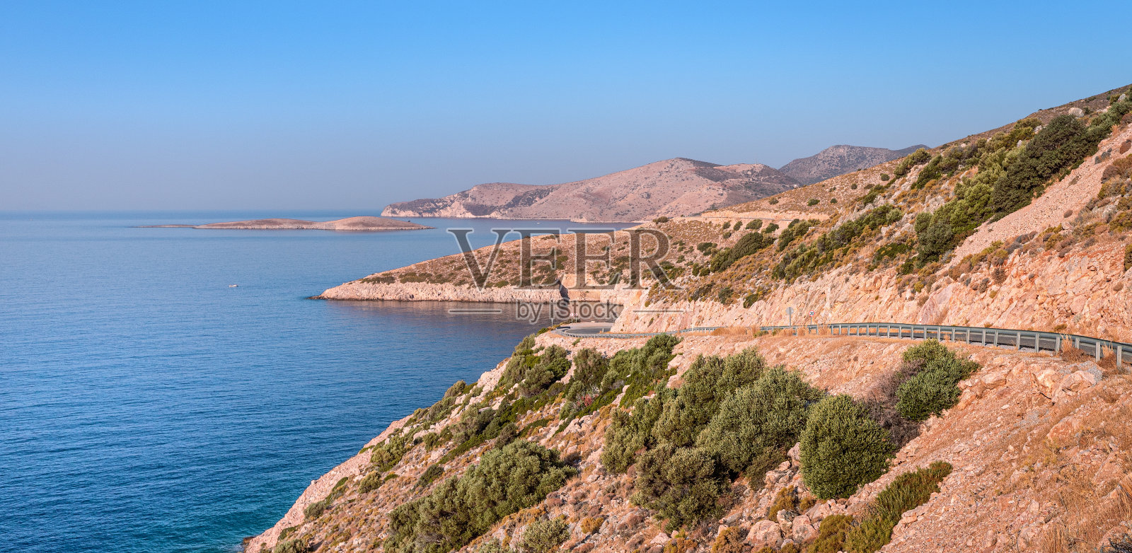在清晨日出时，十二岛和海角的惊人轮廓。爱琴海的海岸线和穿越土耳其达卡半岛的公路。照片摄影图片
