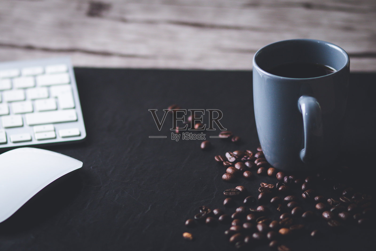 一杯咖啡和咖啡豆，在家工作的概念照片摄影图片