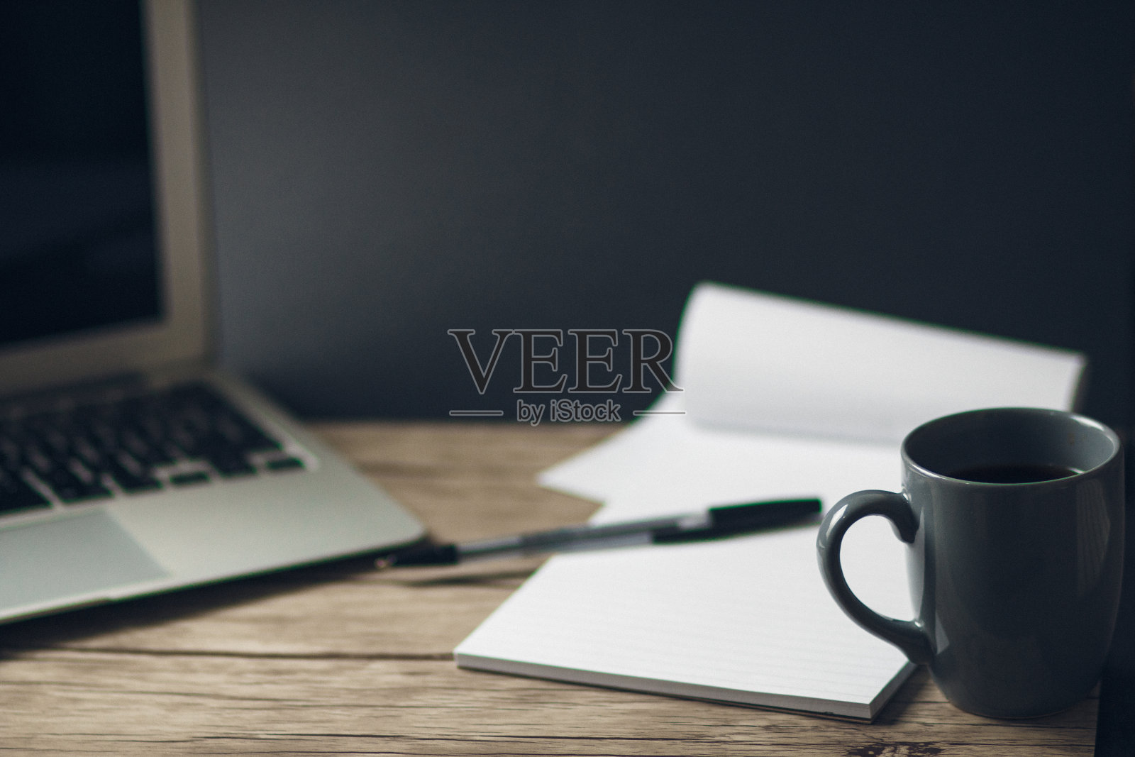 一杯咖啡和咖啡豆，在家工作的概念照片摄影图片