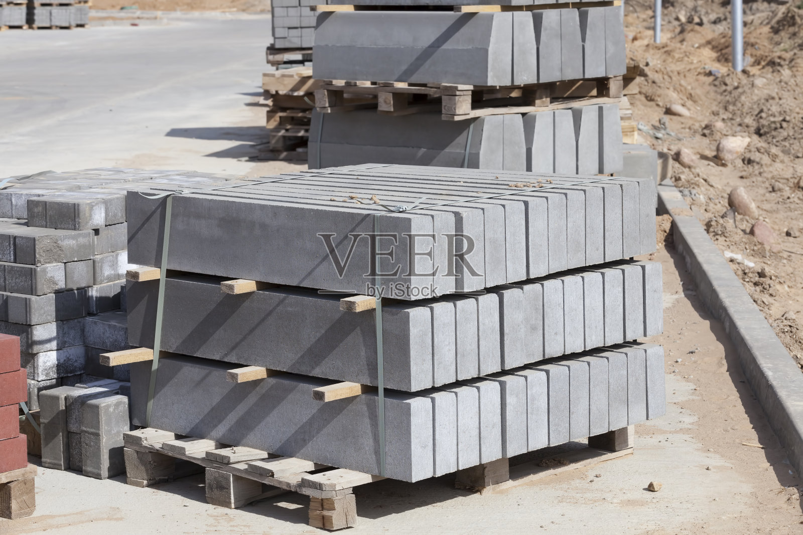 木质托盘包装铺上新的建筑砖照片摄影图片