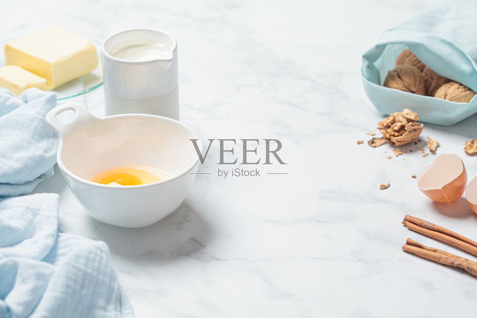 做甜点的概念。鲜食材:鸡蛋，奶油和黄油，白色背景，复制空间。烘烤背景框。照片摄影图片