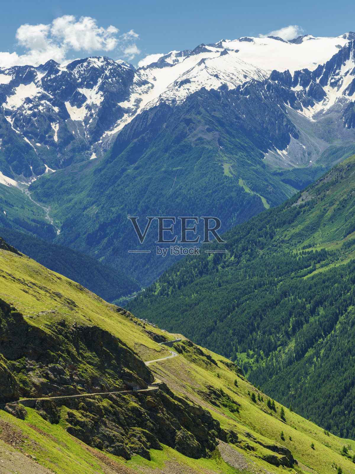 帕索加维亚，意大利伦巴第的山口，在夏天到瓦尔卡莫尼卡照片摄影图片