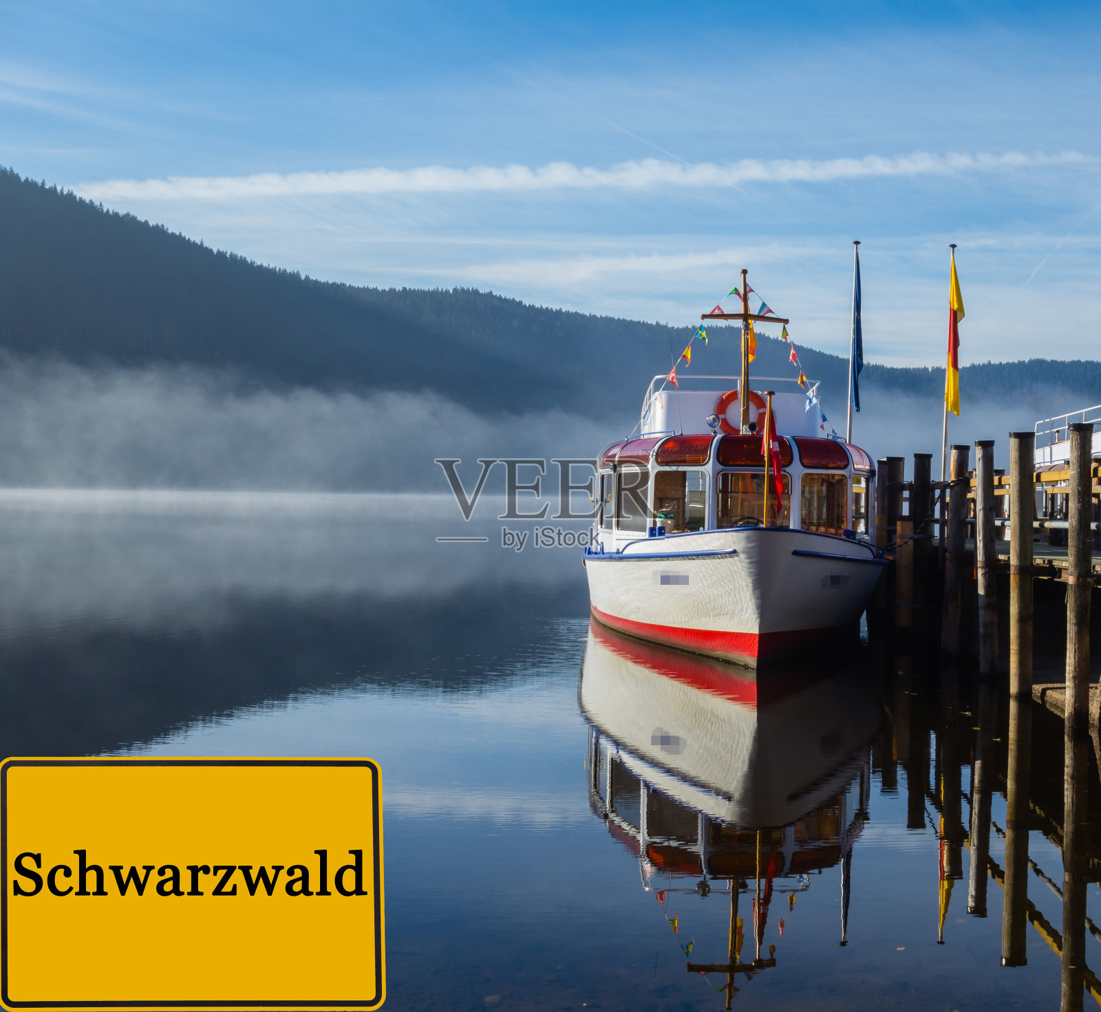 标志黑森林湖上的德国“Schwarzwald”船照片摄影图片
