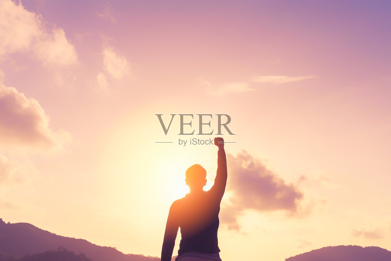 复制人的手在山顶和日落天空的空间抽象背景。照片摄影图片