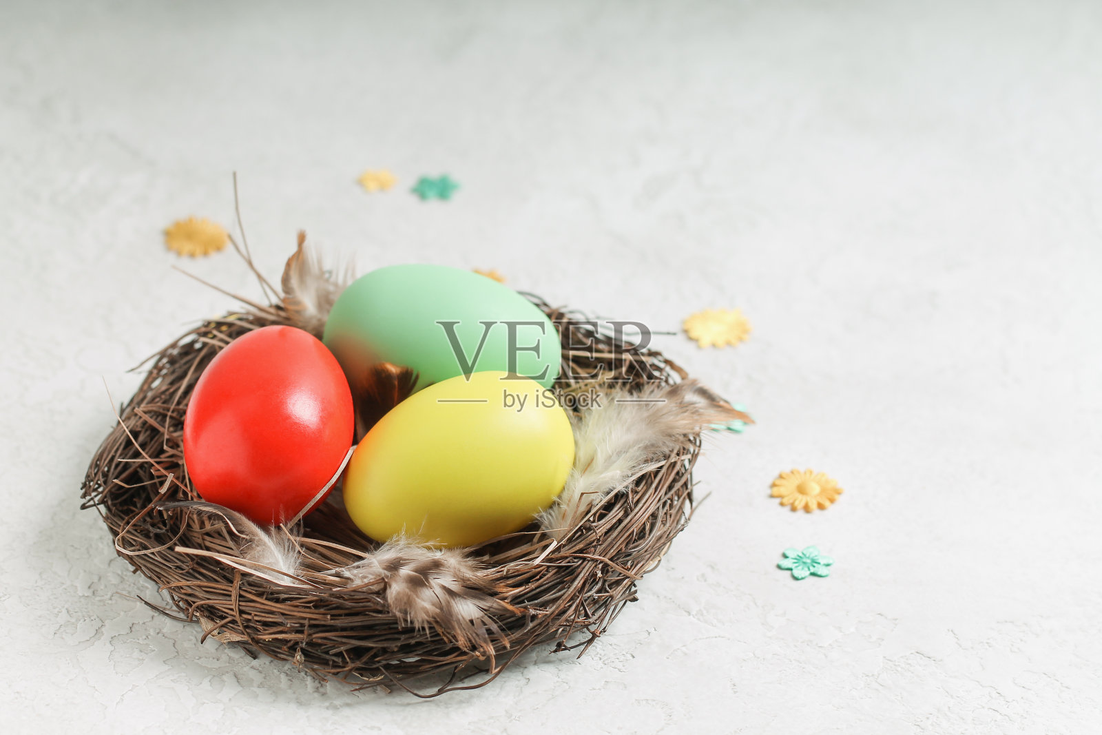复活节彩蛋在巢里。照片摄影图片
