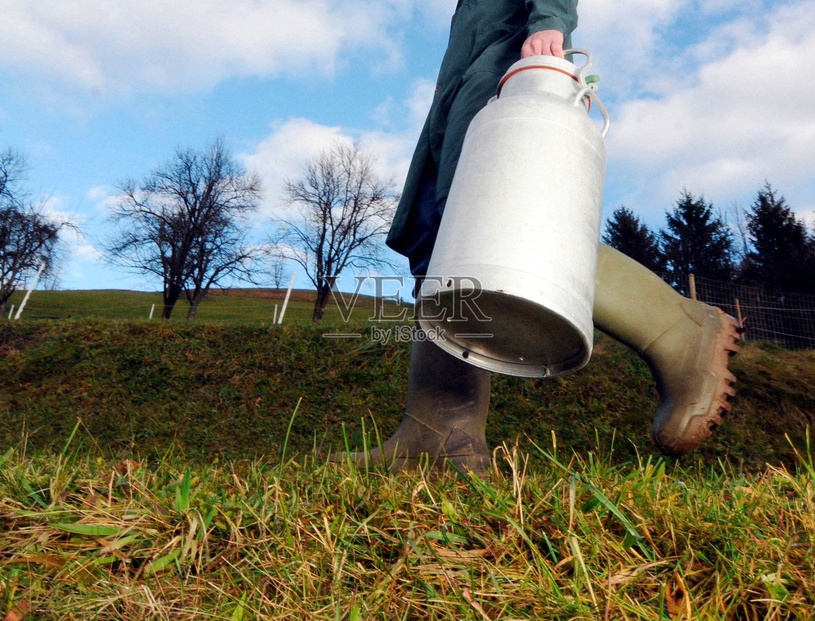 奶牛场的牛奶罐照片摄影图片