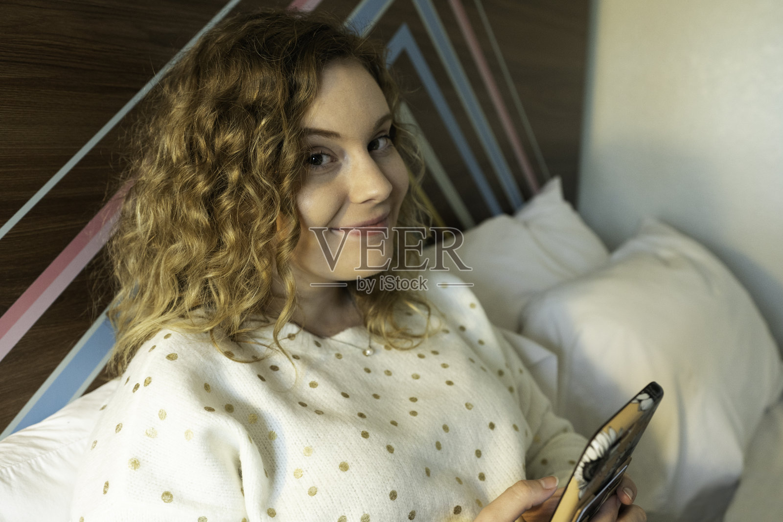 带着智能手机的漂亮微笑少女照片摄影图片