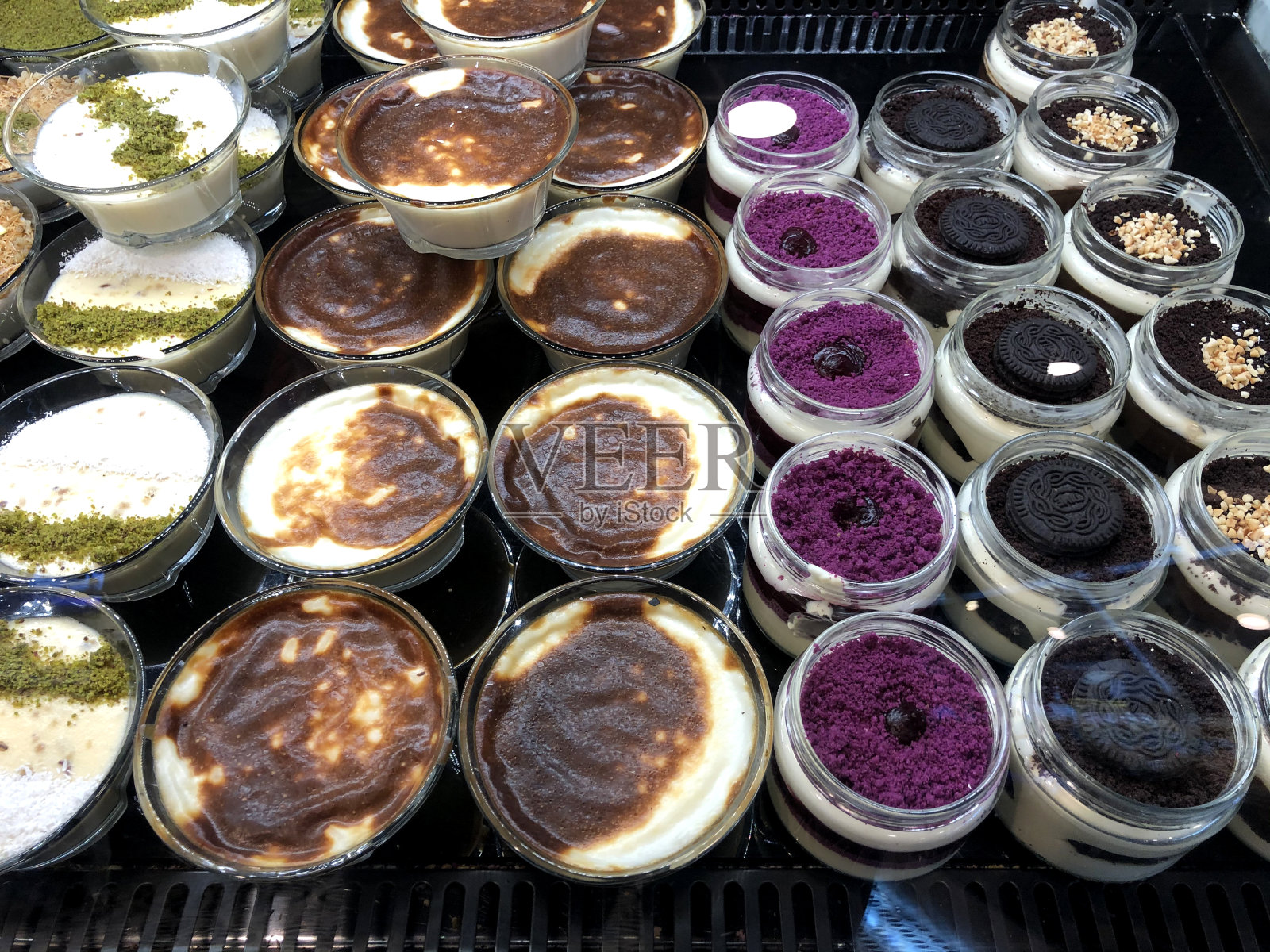 特写新鲜出炉的蛋糕和布丁照片摄影图片