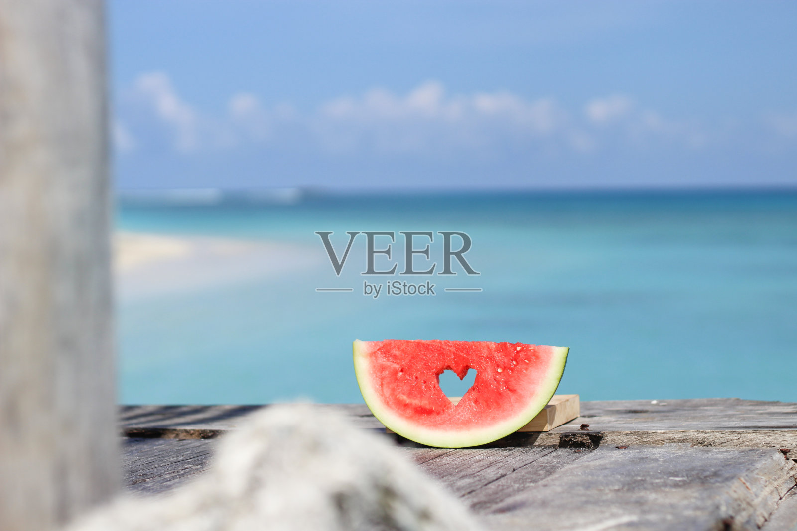 西瓜心在热带目的地，情人节照片摄影图片