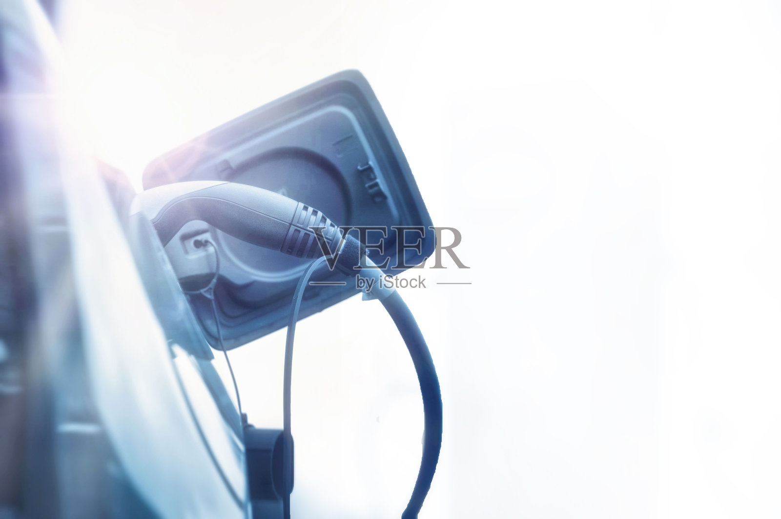 电动汽车在充电站照片摄影图片