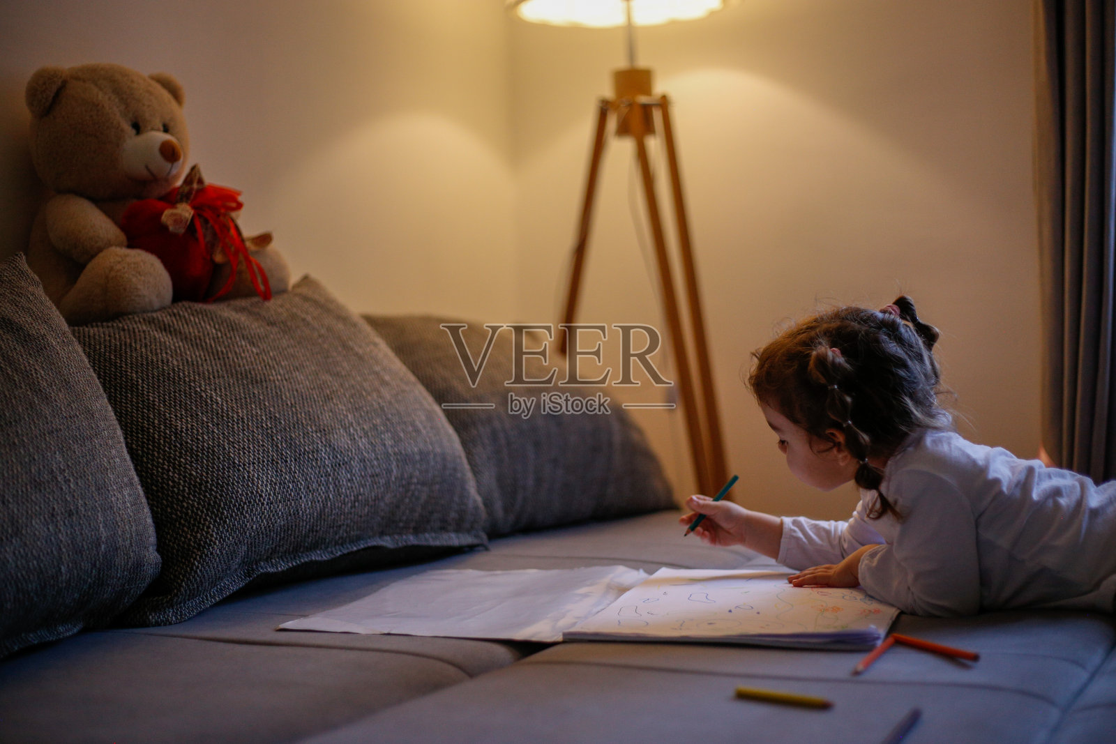 小女孩一起给照片上色照片摄影图片