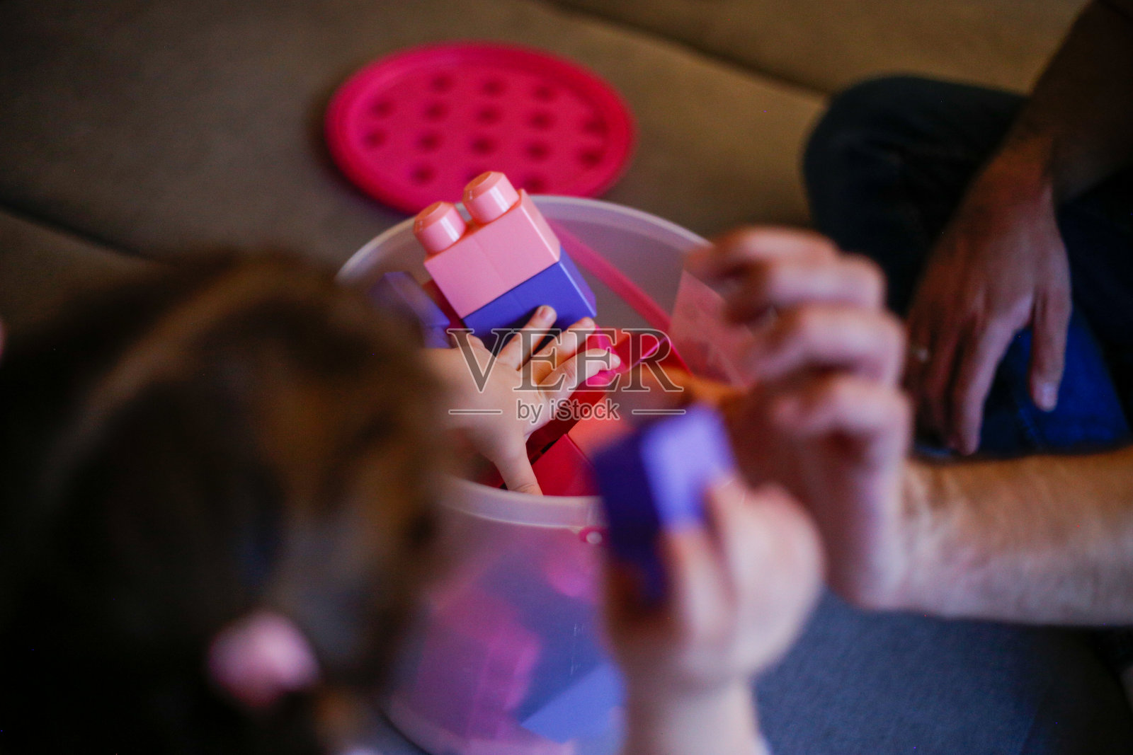 父亲和女儿玩玩具积木库存照片家庭，生活方式，玩具积木照片摄影图片