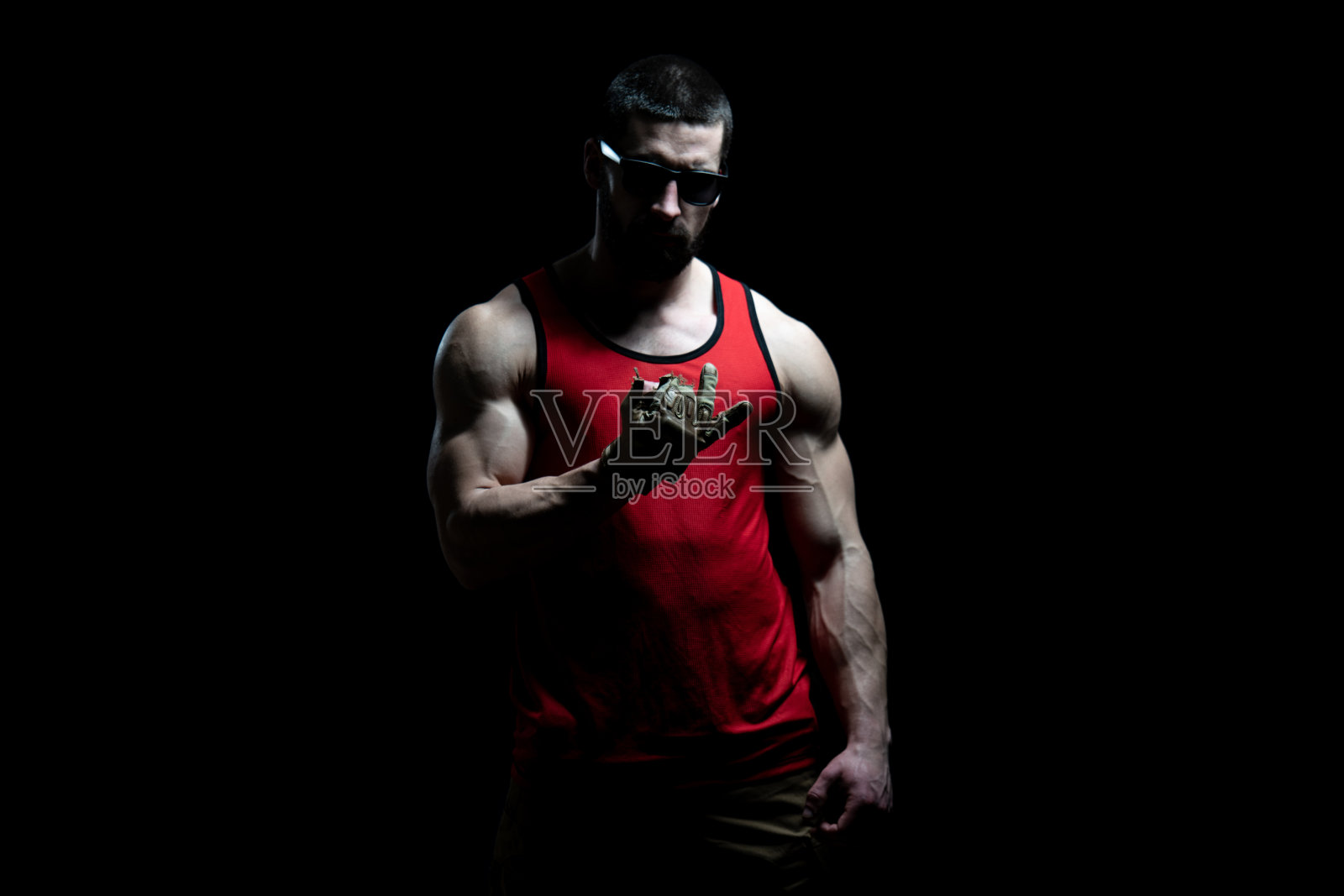 一个健美运动员的肖像在黑色背景上孤立照片摄影图片