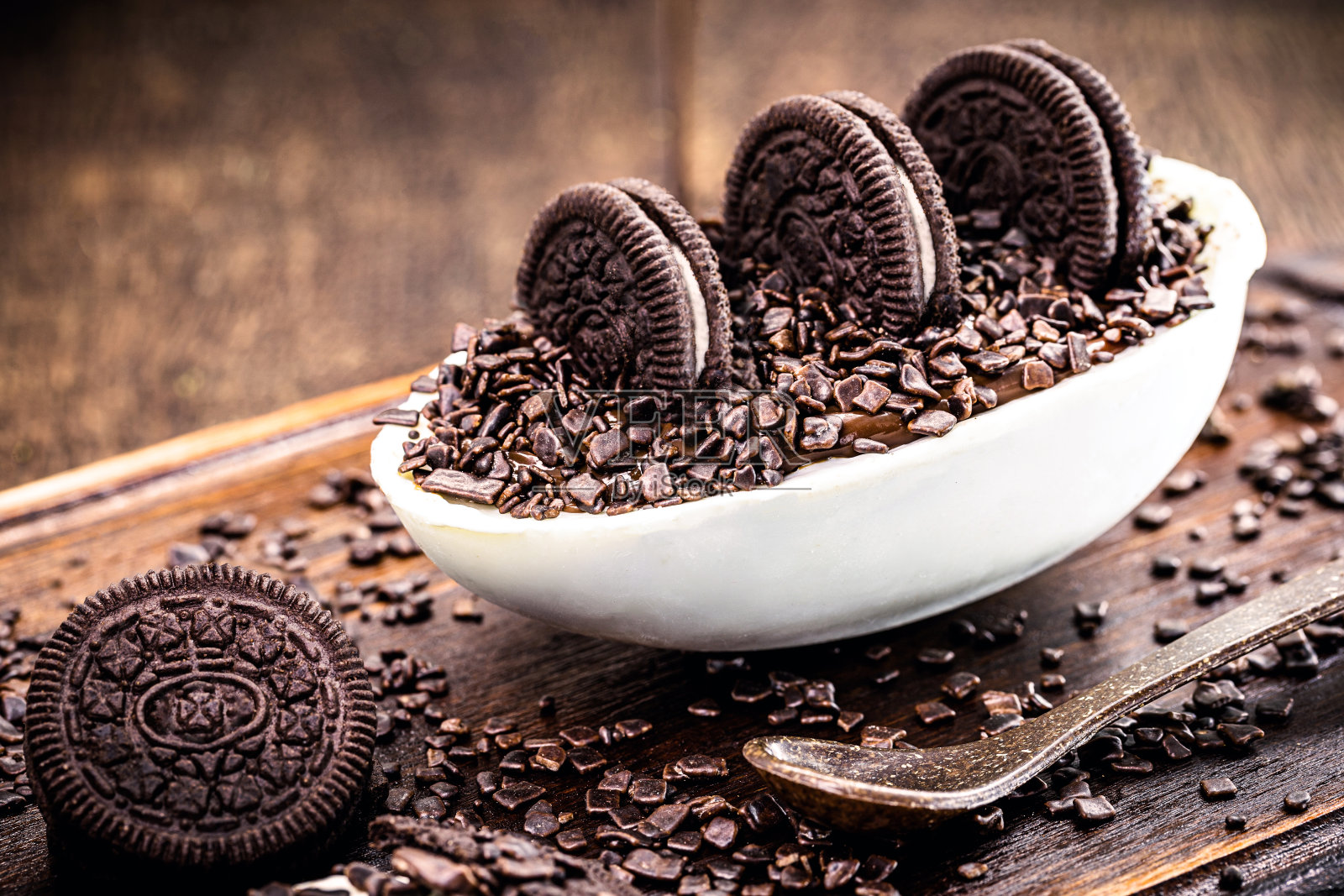 巴西复活节甜点，奶油巧克力蛋，巴西准将夹心糖，饼干和糖照片摄影图片