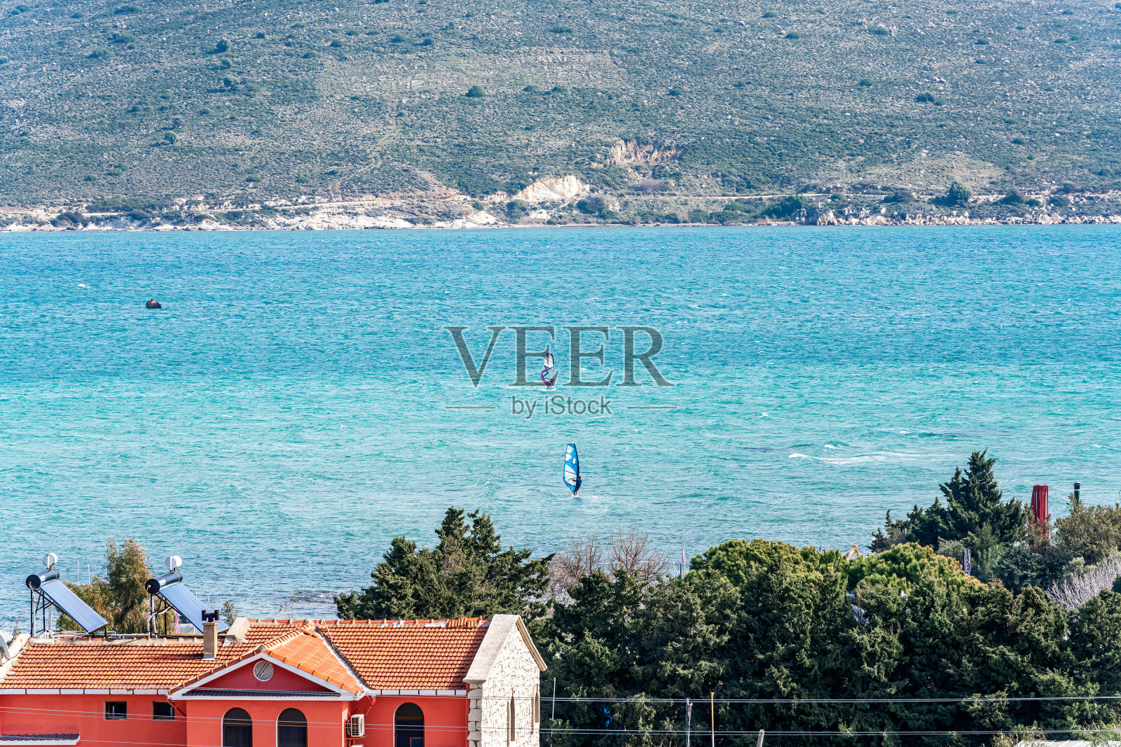 有些人在大流行期间在阿拉卡蒂玩风帆(Alaçatı)照片摄影图片